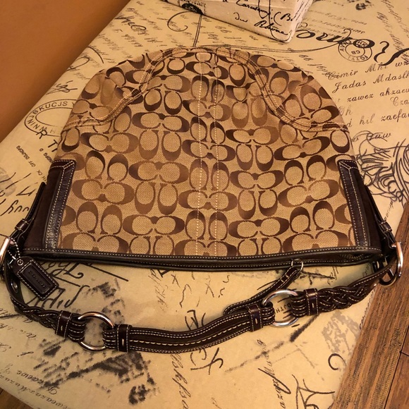 Authentic E06k-6279 gently used Tan Shoulder Bag - Picture 1 of 8